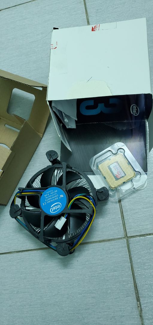 7 ngày mới nhận dc hàng, ko có box, ko kèm keo tản nhiệt như trên, quạt mới lắp vào nóng, mở game 10p lên 92 độ, phải lắp quạt cũ vào thì nhiệt độ còn 70, khá ok. Còn lại thì hiệu năng tốt, giá rẻ, có bảo hành 12 tháng.