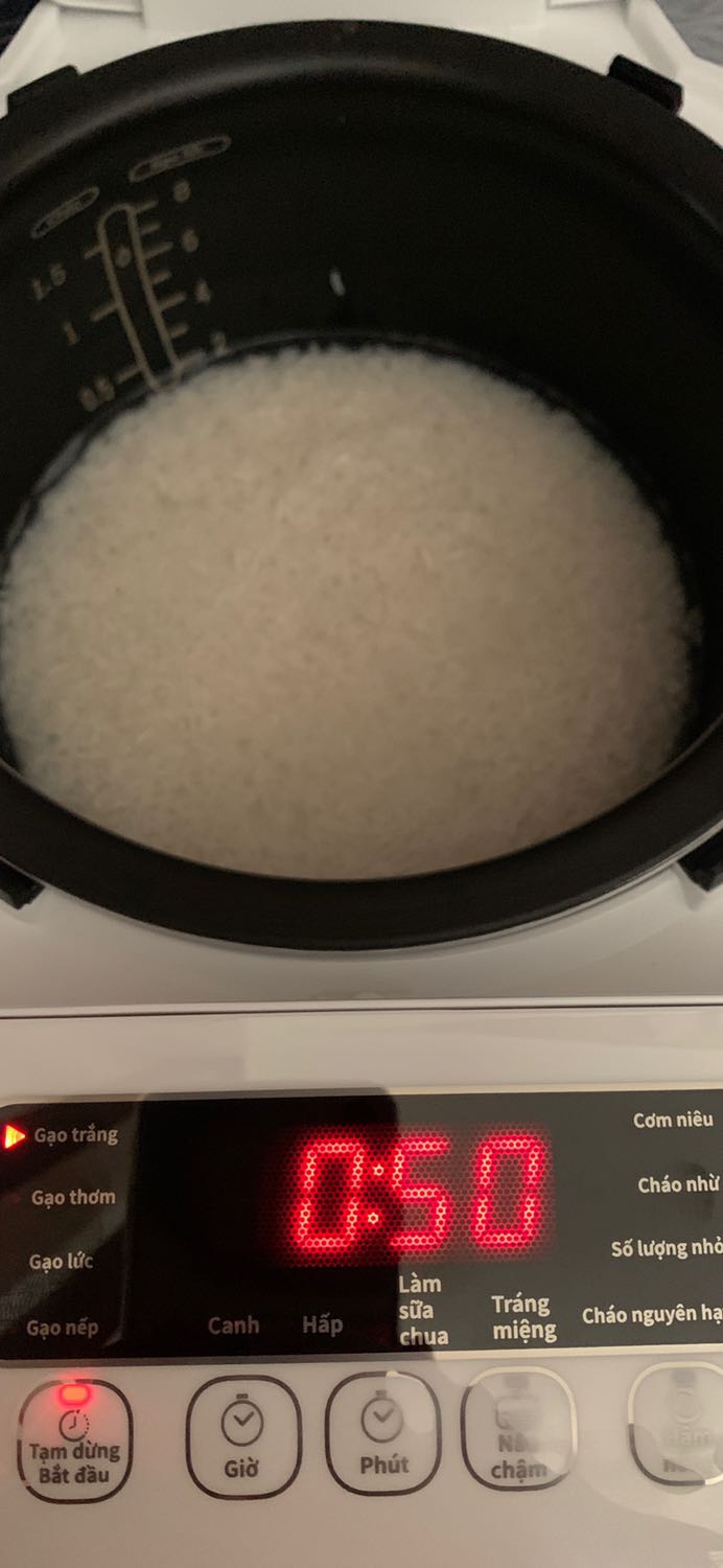 Mình mua nồi cao tần, hàng về sáng nay, mình thử nấu cơm gạo trắng bt, chọn chế độ nấu tự động, nồi hiện thị tg nấu 50p mà nấu từ 10h30, mở nồi chỉ hơi nóng nước, đèn đồng hồ vẫn báo 50p (k lùi tg tý nào). Có phải nồi mình bị trục trăc hay do mình k biết cách nấu. Nhờ shop tư vấn😭😭😭