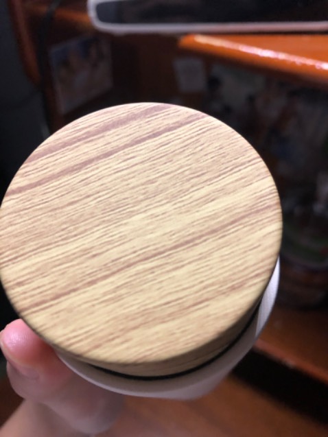 khá ổnnnnn, bình gọn nhẹ tay, nắp tất nhiên không phải là gỗ thiệt nhưng mà sờ vào cảm giác mìn mịn. Chất lượng của Lock n Lock thì quá ôk rùi. Tiki phân phối hàng chính hãng nên yên tâmmm. Giữ nhiệt lâu không thì mình chưa thử vì mình mới sử dụng để dùng nước lọc uống thôi. Nhưng mà mình nghĩ độ lâu giữ nhiệt cũng một phần phụ thuộc vào nhiệt độ bên ngoài nữa