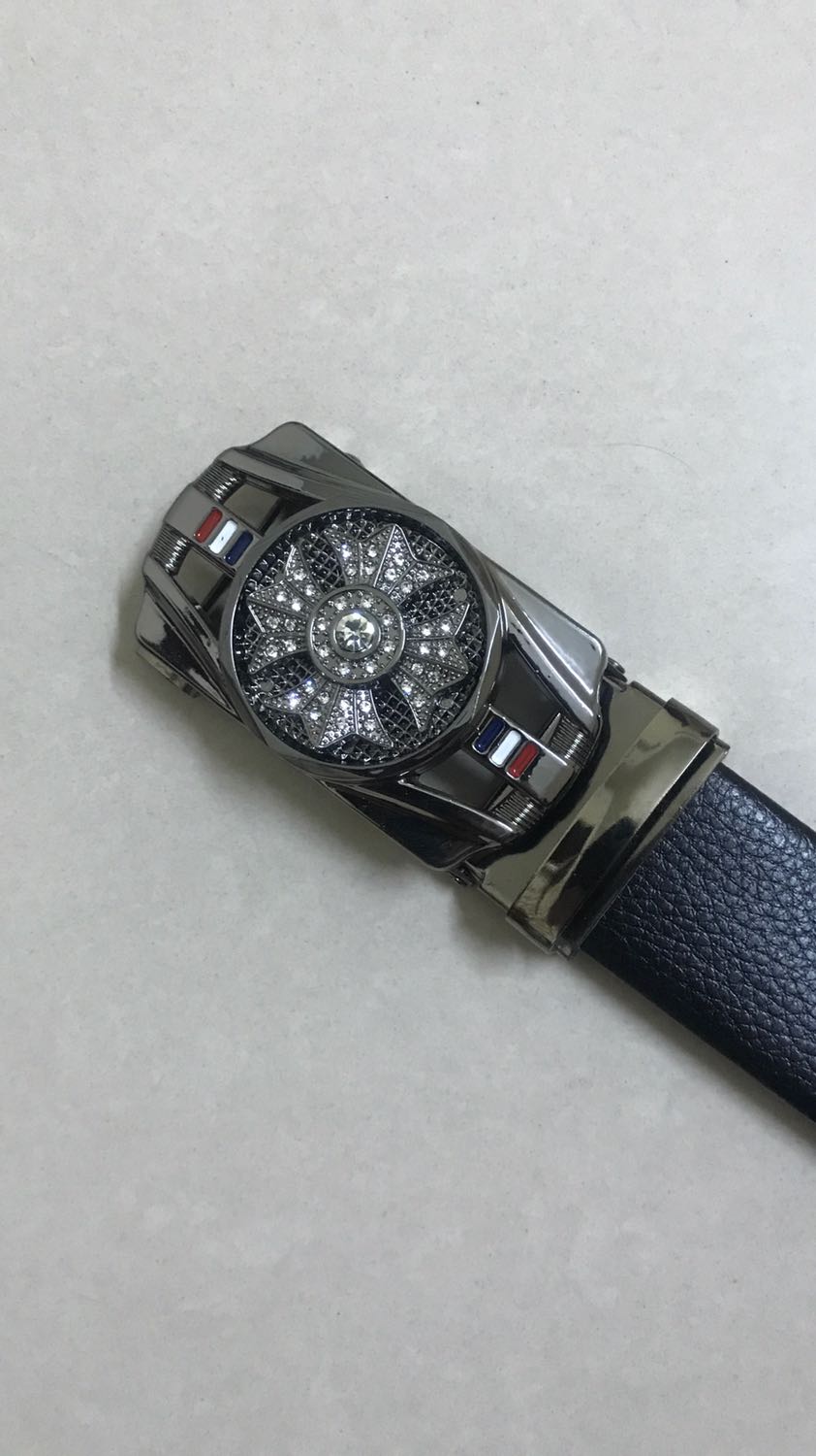 Mặt thắt lưng nhìn rất chất luôn. Mặt cánh lá đính đá bên trong có thể xoay tròn rất đẹp. Mặt rất thời trang, dễ phối đồ. Dây da rất dài và mềm. Mình phải cắt đi một đoạn đeo cho vừa. Dây may cũng khá là tỉ mỉ. Khoá tự động khỏi lo về việc bấm lỗ. Sản phẩm ok. Cảm ơn shop. Mặt thắt lưng nhìn rất chất luôn. Mặt cánh lá đính đá bên trong có thể xoay tròn rất đẹp. Mặt rất thời trang, dễ phối đồ. Dây da rất dài và mềm. Mình phải cắt đi một đoạn đeo cho vừa. Dây may cũng khá là tỉ mỉ. Khoá tự động khỏi lo về việc bấm lỗ. Sản phẩm ok. Cảm ơn shop.