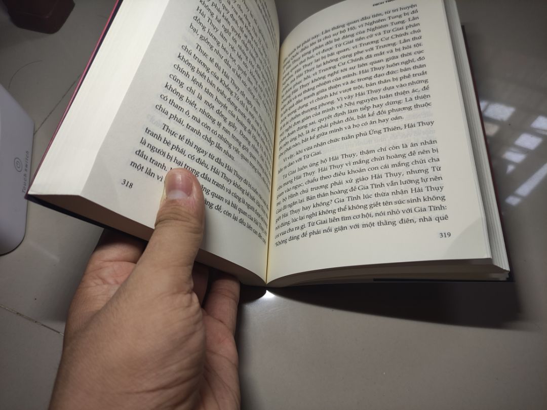 Sách quý nhưng ko hài lòng với cách vận chuyển của Tiki. Có lẽ do dịch nên Tiki đã vận chuyển 10 ngày +thêm 3 ngày trễ nữa là 13 ngày mới tới tay. Mà khi nhận hộp đựng ngoài tơi tả rách nát sách lòi cả ra ngoài, mình sợ dịch nên phải cắt bỏ ở ngoài liền ko có hình. Sách bị móp đầu cong góc hết đọc rất khó chịu. Nội dung sách thì rất hay. Có thêm cuốn tóm tắt tiểu sử nhỏ, làm bookmark cũng tiện. Sách 500 trang mà giá này rất ok. Chỉ mong Tiki xem lại khâu vận chuyển.