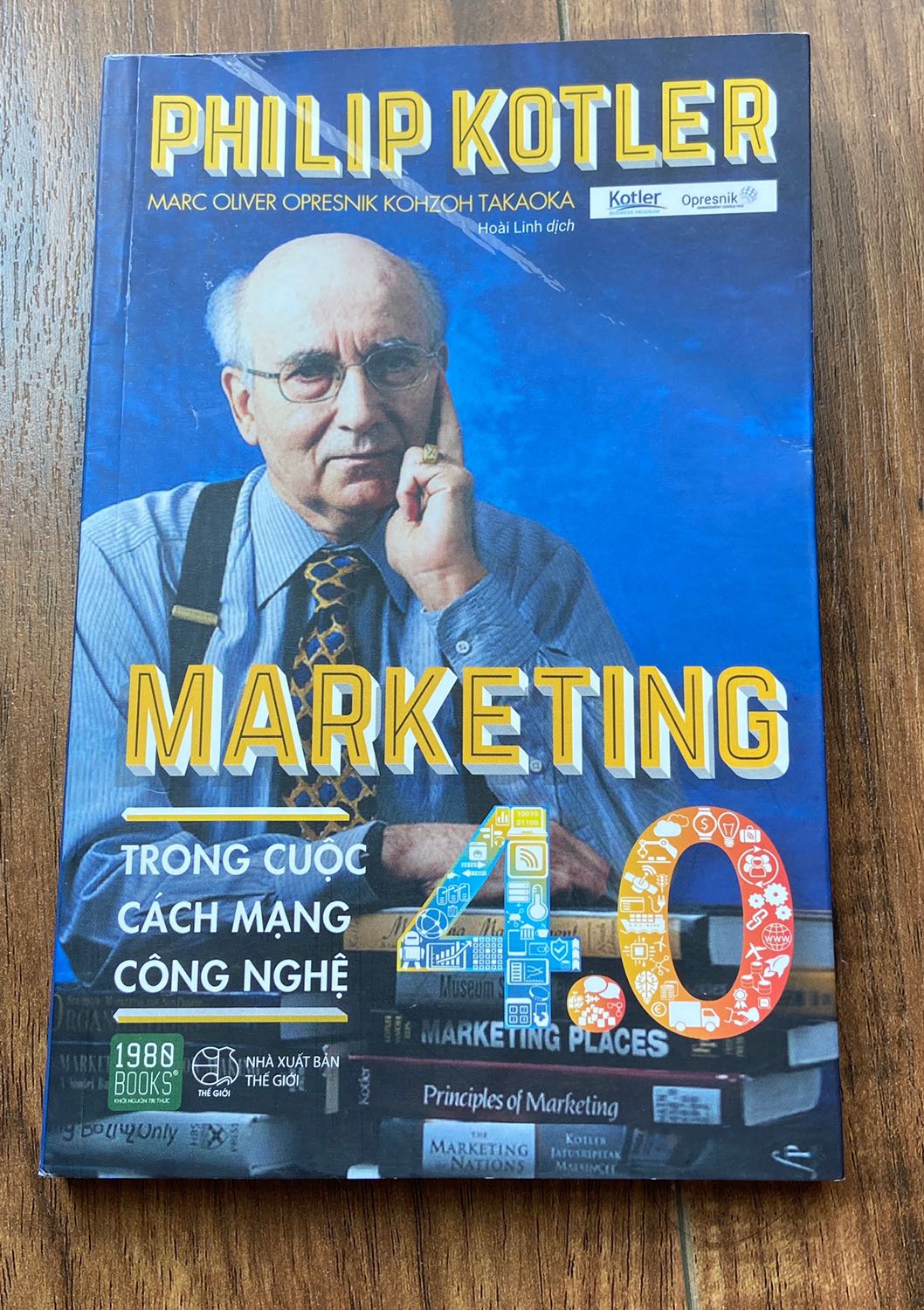 Sách giao đến nhanh hơn mong đợi nhưng sách bị gập mất một góc lớn. Mà không phải chỉ có mấy trang bị gập mà cả quyển đều bị luôn.