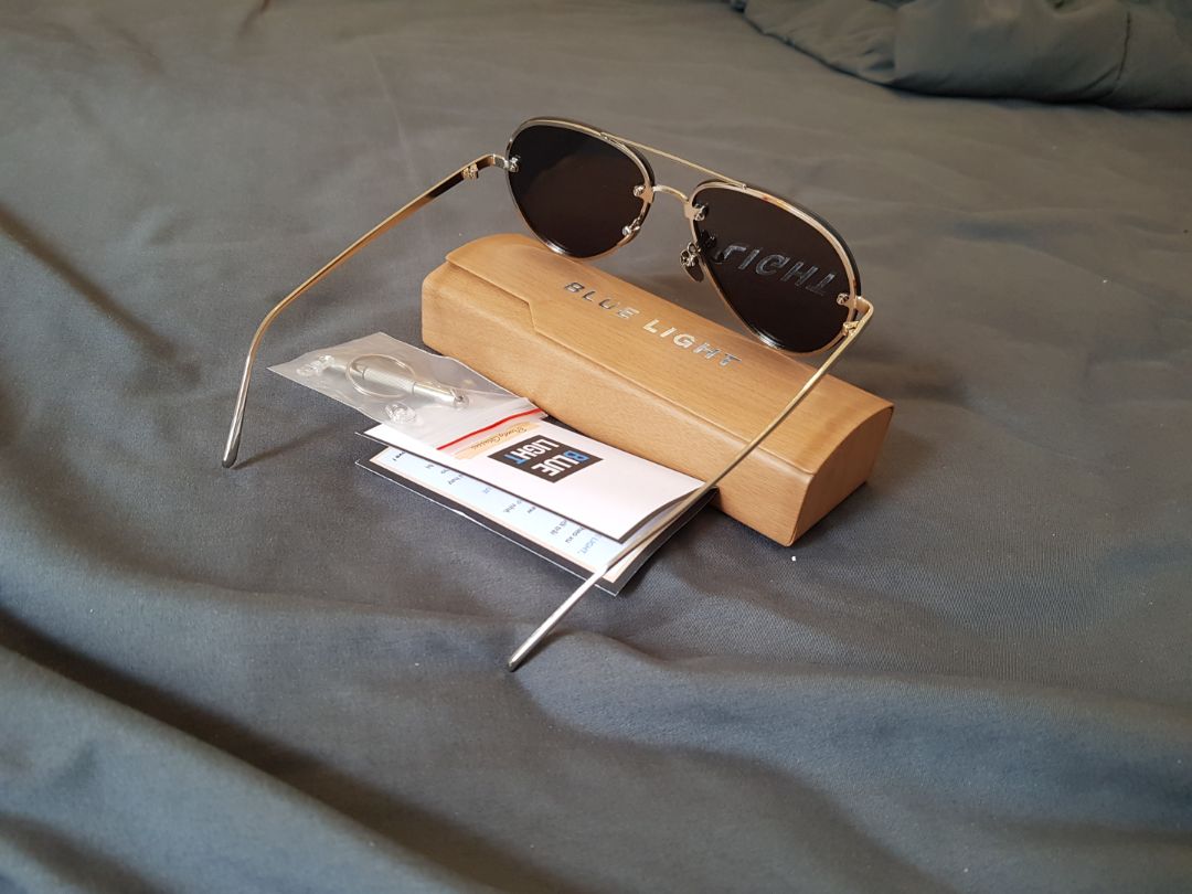 Sản phẩm hình thức đẹp, nhìn bóng bẩy, y như hình ảnh shop đăng. Kính gọng thép nên hơi nặng, tròng kính dày tầm hơn gần 2mm.