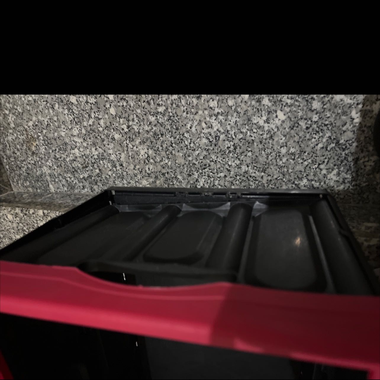 Các cạnh của thùng khi lắp ráp không chắc chắn, đụng nhẹ là rời ra. Nắp thùng không khớp để đậy lại. Sản phẩm không như miêu tả. Ko hề chắc chắn.