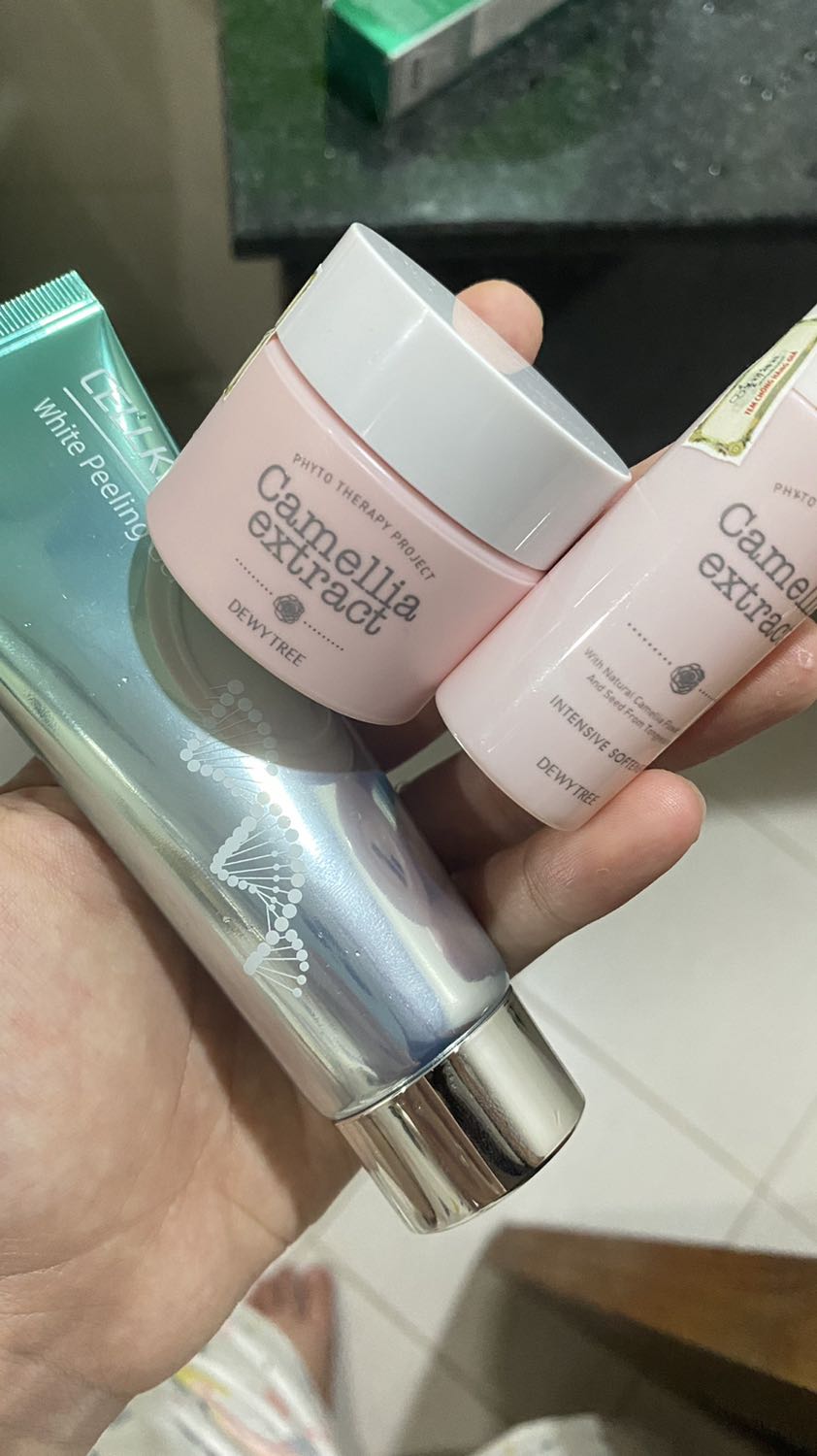 Tẩy da chết này dùng bao phê luôn nha mng. Ko hề cảm giác khô da như những loại tẩy da chết hoá học, da chết bong ra nhẹ nhàng sau khi tẩy vẫn thấy da mềm mịn chứ ko khô rít hay bị căng da đâu. Đáng đồng tiền nha lại còn được tặng quà là 2 sp mini dưỡng da kia nữa chứ xịn thật mình sẽ giới thiệu cho bạn bè dùng sp này