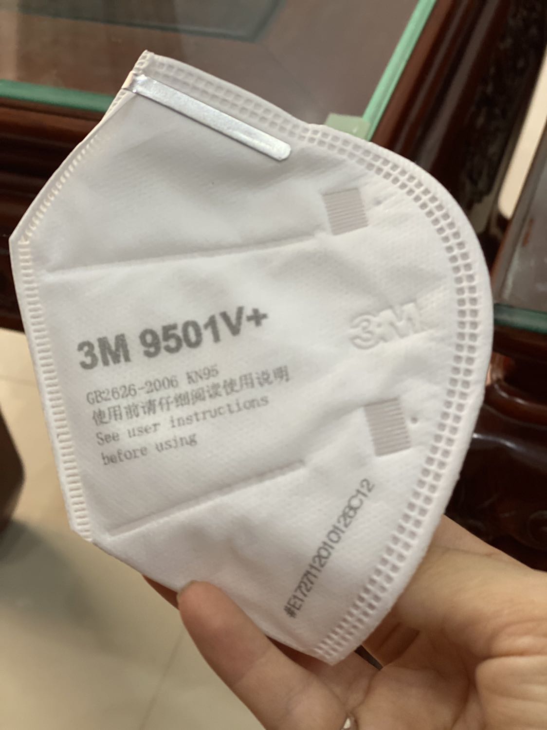 Mình đã nhận được khẩu trang theo đúng lịch giao hàng dự kiến.
Khẩu trang nhìn rất xịn, dày dặn. 
Chưa kiểm tra hết tất cả nhưng mình phát hiện ra 1 cái bị mất 1 bên dây đeo. Đeo thử những cái ko lỗi thì thấy đau tai vì chật quá. Ko khó thở như nhiều ng nói, có khả năng do mình chưa đeo đúng quy chuẩn.