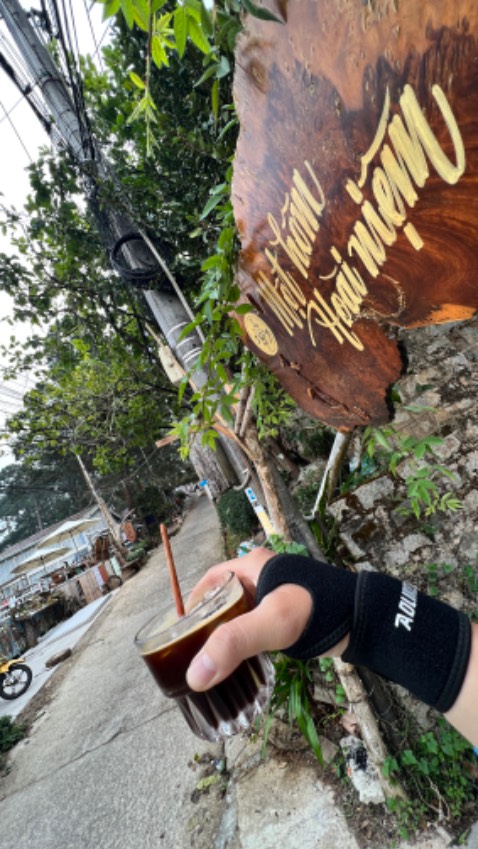 Cho cảm giác chắc chắn khung cổ tay và tạo sự ấm áp, xuyên suốt Đà Lạt và rất tuyệt vời, giảm đau cổ tay hẳn luôn!