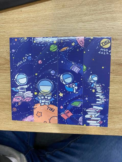 Thấy các bạn trên gr đọc sách review quá trời nên tui tìm mua đọc. Sách bên ngoài xinh lắm, bìa xinh mà bên trong cũng xinh nữa. 
Về nội dung, tui có đọc qua vài chương thì tui thấy đây là một cuốn sách tâm lý khá dễ đọc, nhất là với những bạn vừa bắt đầu đọc về tâm lý nữa. Nội dung không đao to búa lớn hay đầy rẫy từ ngữ chuyên ngành mà tác giả sẽ giải đáp, phân tích và đưa ra các vị dụ thực tiễn về các vấn đề tâm lý mà ai trong mỗi chúng ta cũng thường xuyên hoặc có thể gặp phải trong cuộc sống. 
Và có câu này tui thích lắm nè: "Hoàn hảo không bao giờ đi đôi với hạnh phúc. Vậy nên hãy theo đuổi hạnh phúc thực sự, đừng chìm đắm trong cái vỏ của hoàn hảo. Chân thật luôn chiến thắng hoàn hảo." 
Các bạn thử tìm đọc nhé chứ tui thấy ưng cái bụng mấy cuốn này lắm. Mà vì tui mua combo 3 cuốn này nên được tiki tặng bộ bookmark xinh dữ dội nè