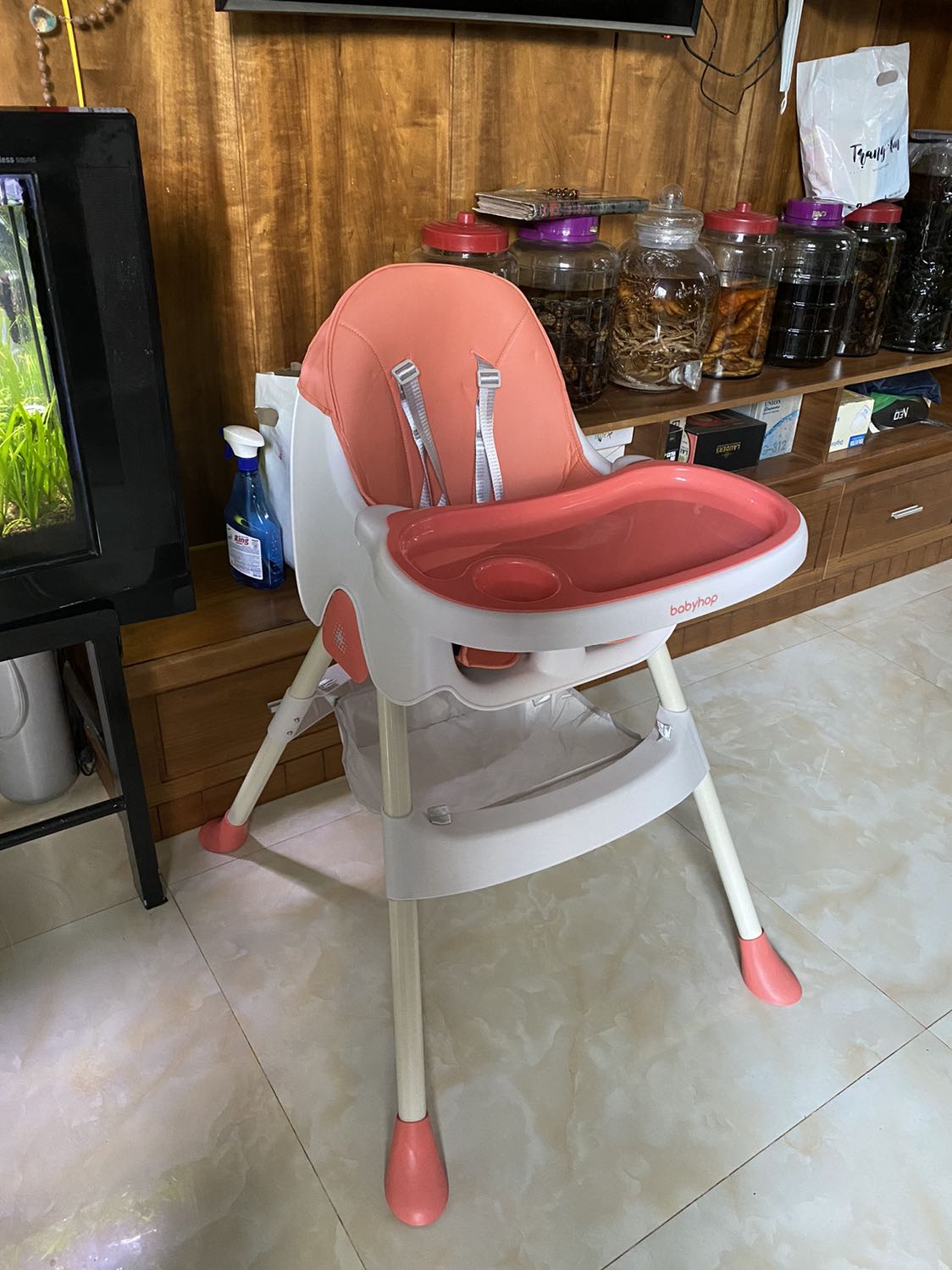 Ghế đẹp như hình nhưng phần để chân ko điều chỉnh độ cao được. Nhựa ở phần bàn ăn nhìn ko an tâm khi để thức ăn trực tiếp lên! 😅