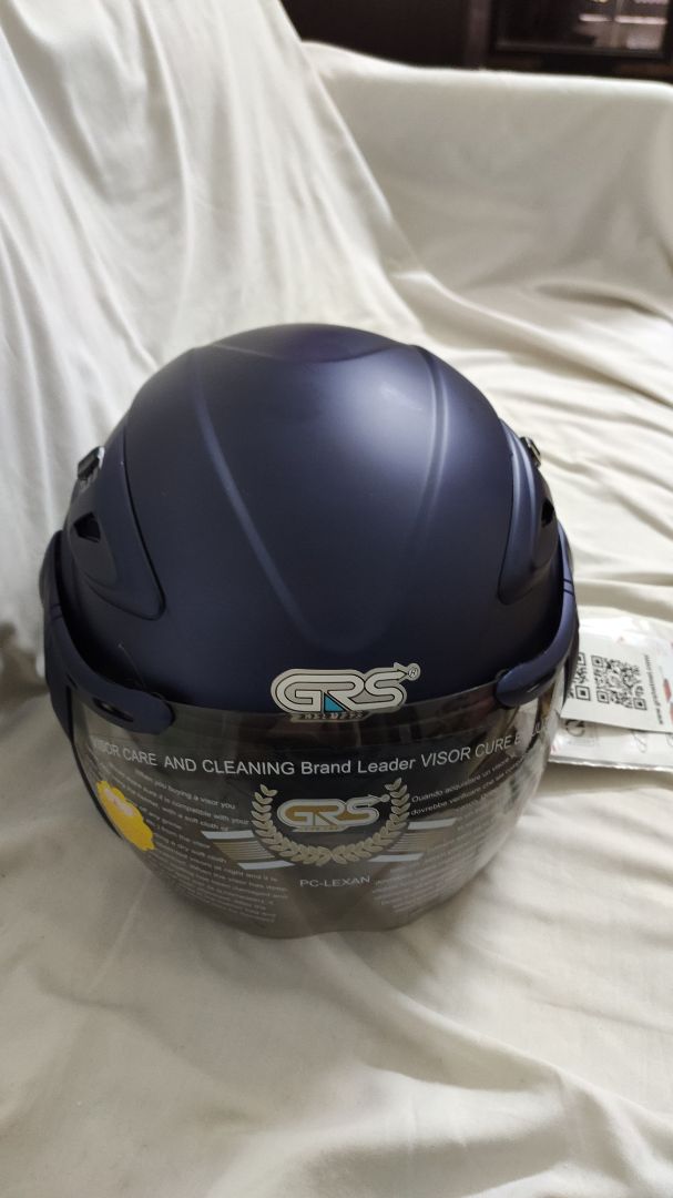 Mình mới nhận mũ, cảm nhận đầu tiên là hài lòng. Mình đeo kính cận nhưng vẫn kéo được kính râm bên trong xuống không bị vướng (có thể do kính cận mình nhỏ). Kính râm trong đi nắng tốt bớt chói mắt, lót mũ có thể tháo được. Trọng lượng mũ cân được 850g giống quảng cáo không hiểu sao trên tem lại ghi là 511g. Mình không thích kiểu khóa của mũ lắm, giá mà là khóa giật giống các loại mũ đời mới thì hay hơn. Tổng thể thì vẫn cho 5*