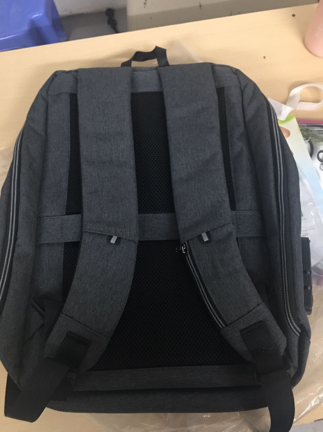 Sản phẩm đẹp, chắc chắn, shop đóng gói khá cẩn thận. Balo có nhiều ngăn nhỏ đựng đồ lặt vặt. Dây đeo cũng khá chắc chắn.