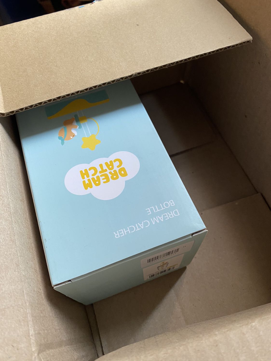 Ly rất xinh, nhưng đôi lúc bị rỉ nước trên nắp mà ko rõ từ đâu, có tặng sticker