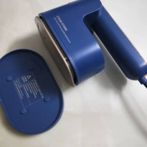 Bàn là nhỏ gọn dễ mang theo, shop hỗ trợ nhiệt tình, ủi đồ phẳng thao tác dễ dàng shop 10 điểm