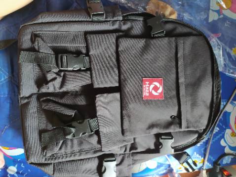 Hàng h hình, khoá kéo êm tay k bị rích, nhiều ngăn tha hồ đựng luôn, chất êm . Giá quá rẻ