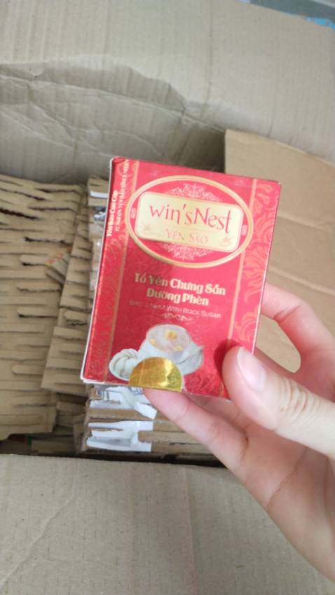 Giá tốt giảm hơn 50% và được tặng thêm 1 lọ lẻ. Đóng gói hơi cồng kềnh tí nhưng giao cũng khá nhanh. Yến chưng đường thơm lắm uống ghiền nhưng không uống nhìu, tầm 3 lọ 1 tuần thôi. Còn không đường này mình mua về cho ông ngoại bị tiểu đường uống,