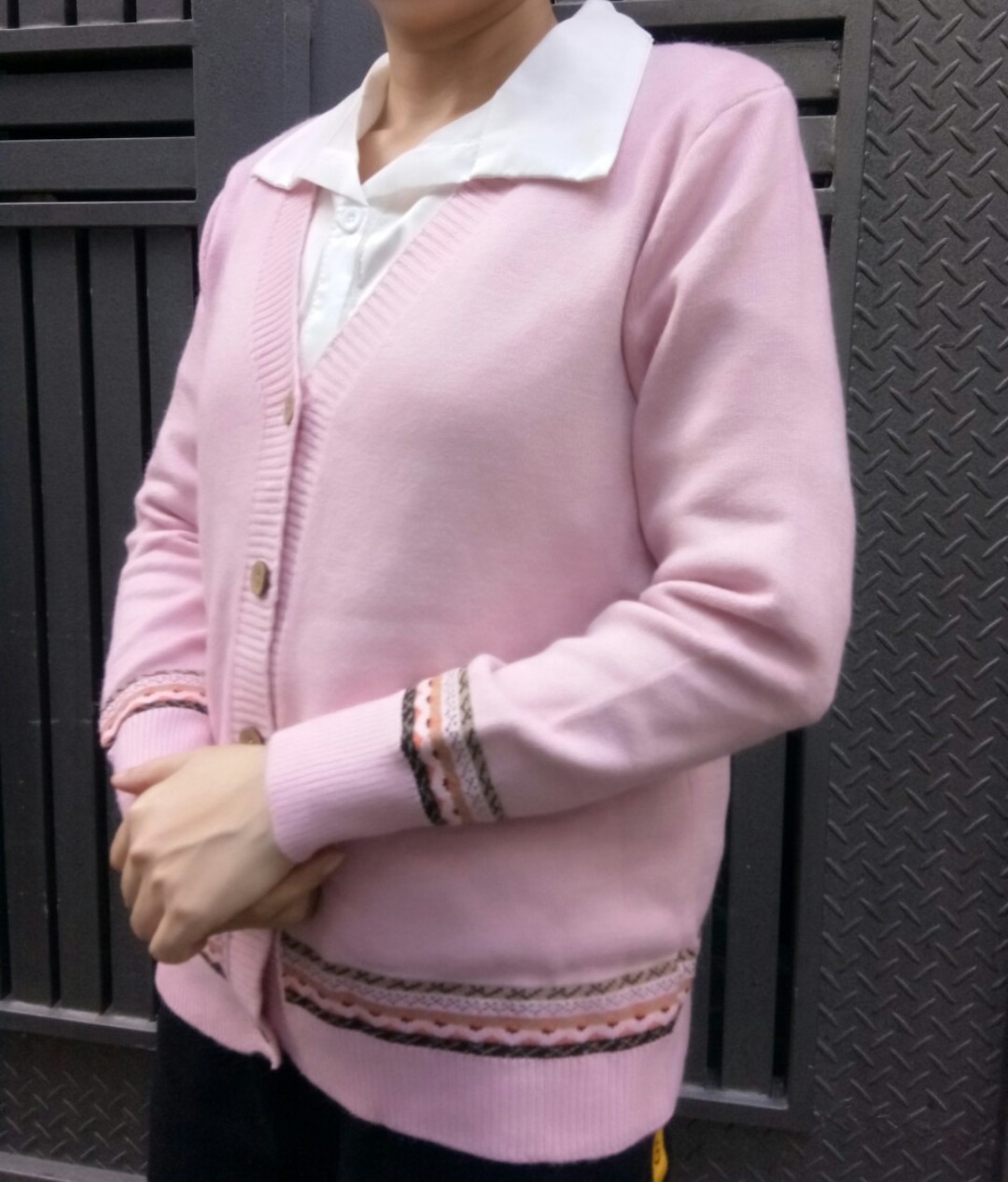 kiểu dáng dễ thương, chất liệu tốt, tiki giao hàng nhanh lắm. Tôi mặc vừa theo cân nặng miêu tả của áo này, rất hài lòng. Cám ơn .