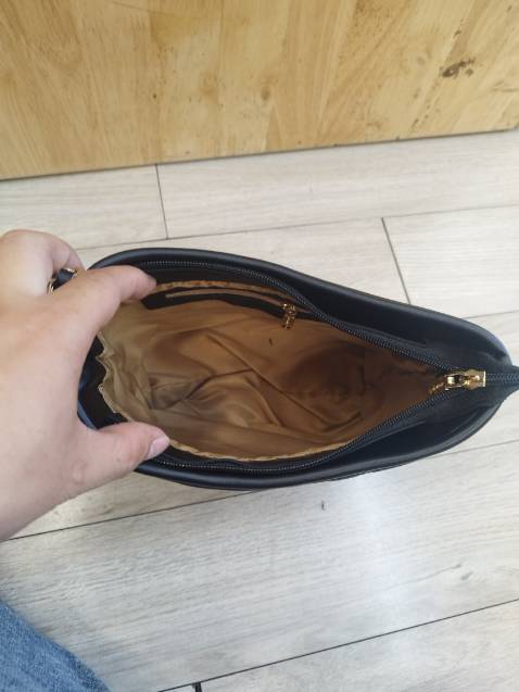 Túi quá đẹp luôn ạ đi chơi đi làm đều hợp hết màu đen rất dễ phối đồ .đặc biệt bên trong rộng nên bỏ đc rất nhiều đồ ... Cảm ơn shop nhìu ạ !