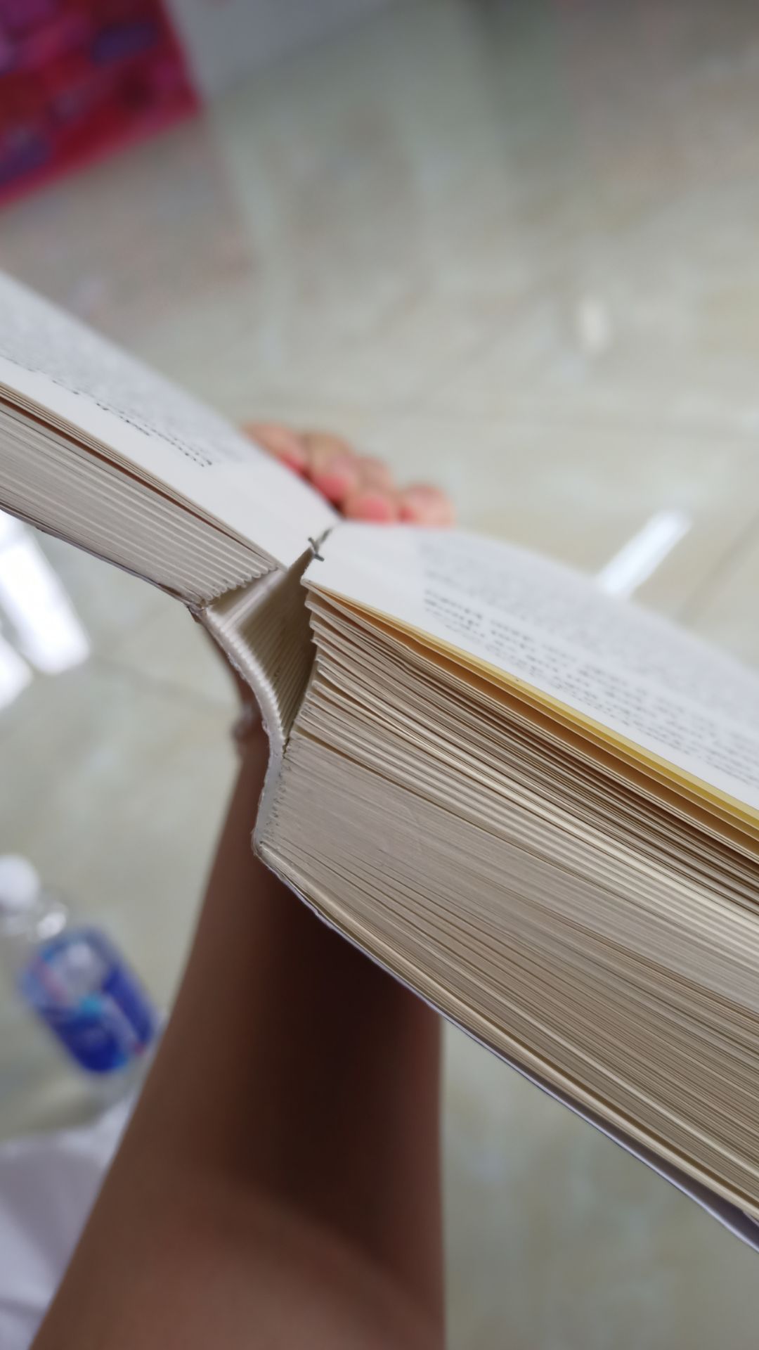 Trước hết truyện siêu hài, siêu đáng yêu, giá cũng siêu yêu nên mình đánh giá 5 ⭐. Tuy nhiên truyện lúc mình mua có màng bọc nhưng mà không hiểu sao mới đọc nó đã bị bong keo như vậy nên mình quyết định đánh giá 3⭐thôi. Xô đi bù lại mình đánh giá toàn bộ là 4⭐.