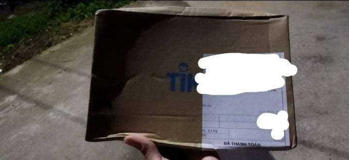 Tiki dạo này làm ăn chán thực sự, bên ngoài hộp ghì bóp méo bên trong cũng không có bọc gì cả.