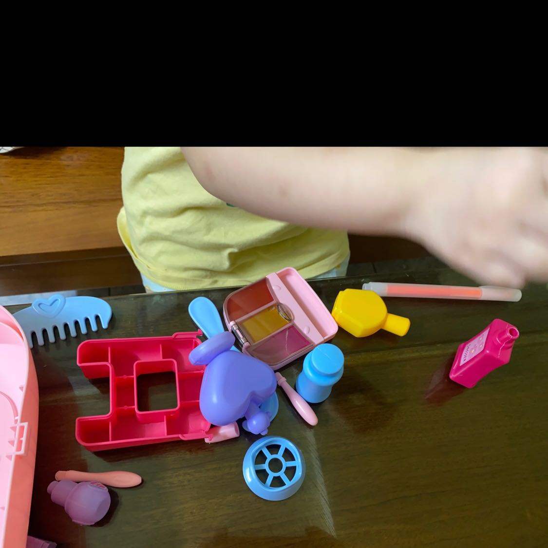 Đồ chơi trẻ em nhưng laj thiếu cả hướng dẫn sử dụng! 
Chất lượng rất kém, lắp ráp khó khăn cả với người lớn do dộ chính xác kém, ọp ẹp. 
Nhìn chung là không có giá trị sử dụng