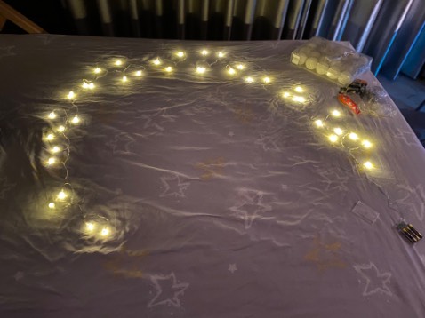 Sáng, màu đẹp.
Dùng pin tiện lợi.