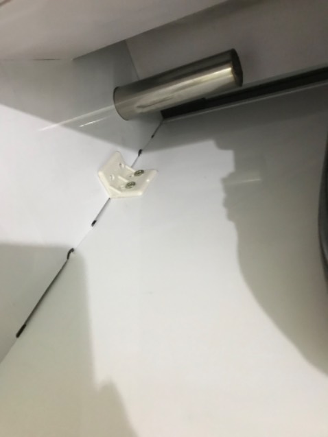 Mình mua sp này được 1 thời gian rồi, ko hiểu sao nay nó bị văng 2 con ốc như trong ảnh, nhờ shop hỗ trợ cho ng sang xem giúp mình đc ko shop ơi. Vì văng ốc nên ngăn này mình ko để đồ đc. Mong shop hỗ trợ giúp mình.