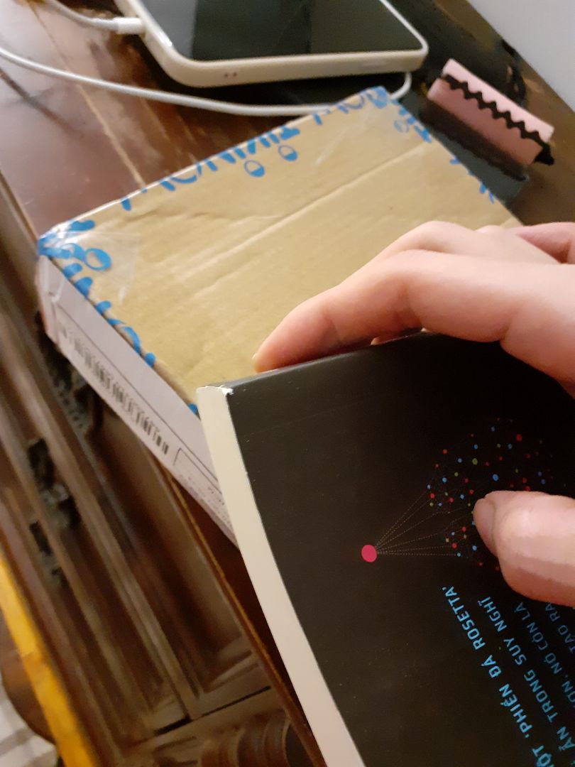 Tiki đóng gói không có tâm chút nào, k lót chống sốc thì lựa hộp nhỏ vừa khít sách đi, chứ để hộp lớn nà không lót gì cả làm sách quăn mép, trầy góc hết. Sách bị vầy nhìn tụt hết cả cảm xúc. haizz, buồn không tả...