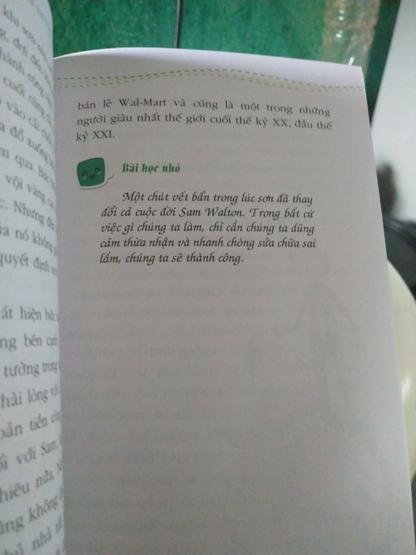 1.101
Mẹ mua sách về, con cầm đọc, rồi đi học cũng cầm đi luôn, đọc giờ ra chơi. Cuốn truyện gồm rất nhiều câu truyện ngắn chừng 2-3 trang loại khổ giấy nhỏ, vừa tầm đọc các bạn còn ngại đọc, nội dung về các nhân vật thân quen từ con người đến con vật, nội dung ý nghĩa để bé hiểu hơn về cuộc sống, giúp con lạc quan, tự tin hơn... Cuối mỗi câu truyện lại là mục note lại ý nghĩa của bài học để bé hiểu sâu sắc vấn đề hơn. Sách nên mua thuộc bộ CÙNG CON TRƯỞNG THÀNH nhé!