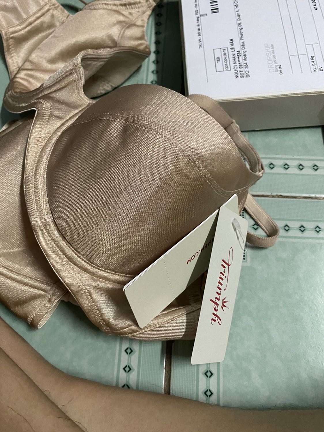 Hàng đẹp, chính hãng, đóng gói gọn, đẹp. Mình dùng loại này lâu rồi, kiểu áo đơn giản, màu da nên rất dễ mặc . Giao hàng nhanh