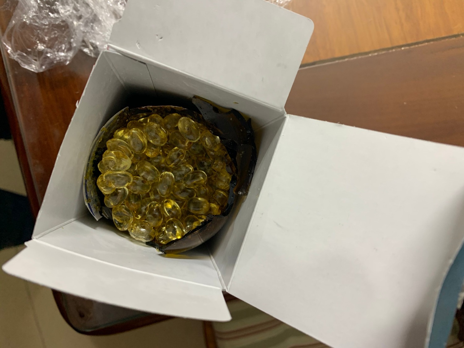 Dear Tikicare team & Shop bán hàng,
Anh rất bức xúc chuyện Tiki & Shop bán hàng xem thường khách hàng đến như vậy. 
Tikicare team & Shop bán hàng biết đây là sản phẩm TPCN - Quy cách đóng gói : lọ thủy tinh mà đóng gói và gửi cho khách hàng cẩu thả - làm bể thủy tinh trộn lẫn với viên uống.
Trường hợp nếu người tiêu dùng là anh sử dụng sản phẩm (viên uống) trộn lẫn với thủy tinh vỡ vụn thì như thế nào? Có phải ảnh hưởng trực tiếp đến TÍN MẠNG NGƯỜI TIÊU DÙNG - là khách hàng của TIKI & Shop bán hàng không?
Tikicare team & Shop xem file ảnh đính kèm và thu hồi sản phẩm sớm nhất có thể, đồng thời phải có giải pháp đổi trả sản phẩm cho khách hàng ngay lập tức.
Trân trọng,
Nguyễn Lê Phương
Đơn hàng: 729279475
Điện thoại: ***
Email: ***