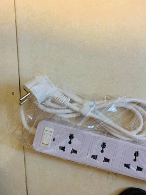 Ổ cắm tốt - nhựa dày và chắc - bền chứ ko giòn như mấy ổ cắm mua bên ngoài - dây đồng dày,dây cắm dài 2m nên khá thoải mái. ổ dài 3 ngăn, 4 cái lỗ cắm usb ok - sạc điện thoại được. nói chung khá hài lòng, dùng chưa biết bền đến bao giờ, nhưng như này nhận hàng thì ưng rồi!!