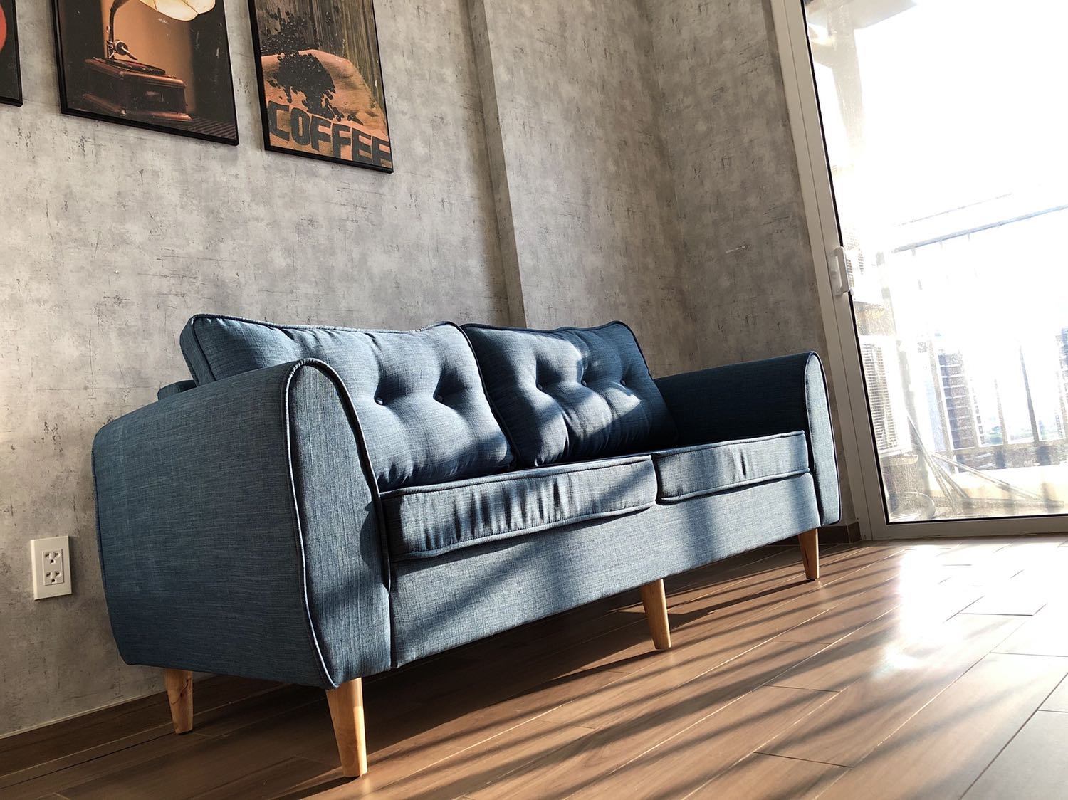 Kiểu dáng, chất lượng vải và độ lún đều đúng như tưởng tượng của mình. Mình rất vui khi màu của sp thật đạt 98% giống hình. Vì vậy chiếc sofa ăn nhập vào tổng thể của căn nhà xanh navy của mình luôn. Đúng là hàng Vietnam chất lượng cao :)