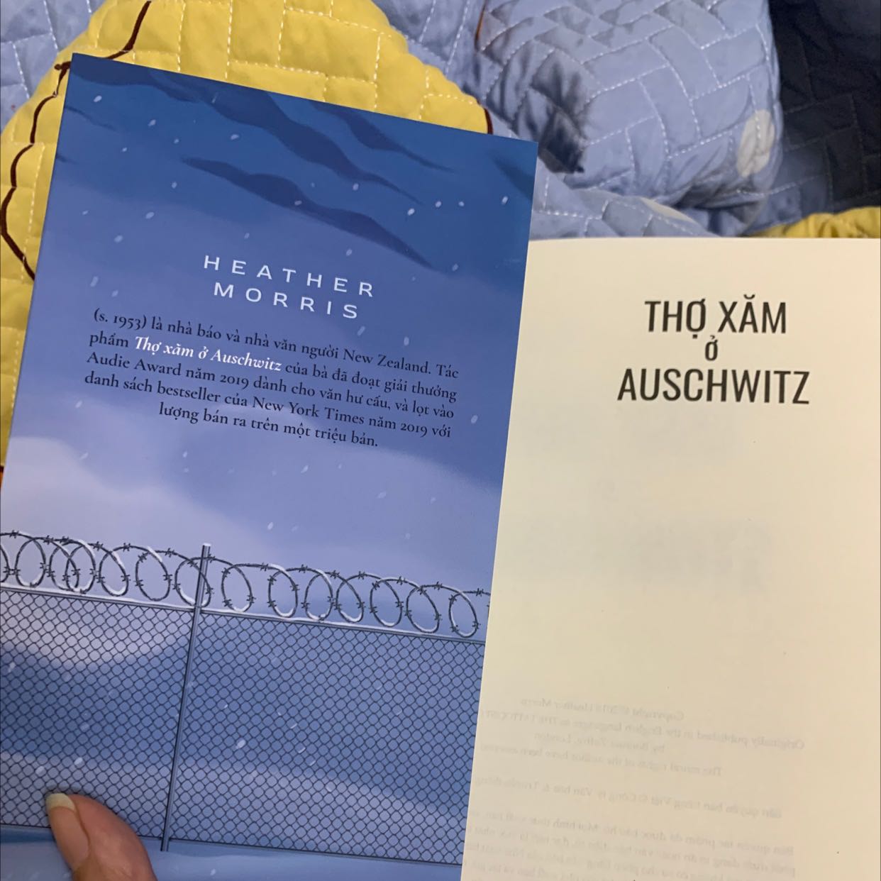 Bìa sách đẹp, nội dung cũng thật đẹp. Mua lại lần nữa để đem tặng. Đọc đi các bạn ơi, 1 câu chuyện xứng đáng được nhiều người biết đến ^_^