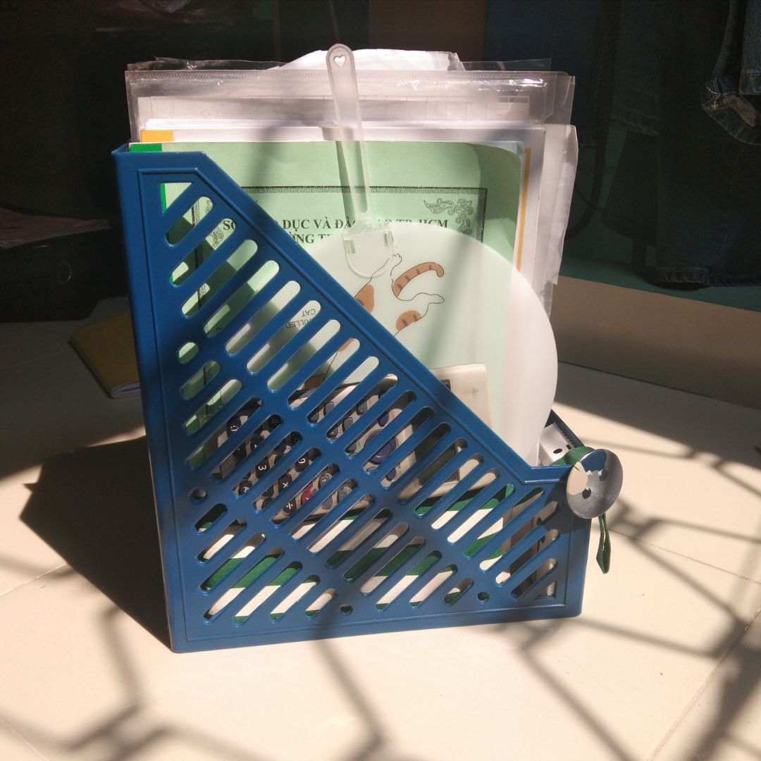 Tiki giao hàng có tâm thiệt sự haha! Một chiếc kệ rổ bé thôi cùng một cuốn truyện tranh, Tiki cho mình cái thùng gần gấp đôi em nhỏ! Làm mình hết hồn vì tưởng nó sẽ bự chà bứ luôn! Ai dè em vẫn nhỏ xinh, đúng yêu cầu ban đầu của mình hihi. Kệ làm bằng nhựa, nhưng khá chắc chắn, không dẹo qua dẹo lại khi mình di chuyển ẻm từ góc phòng ra gần cửa sổ chụp hình =) Lần mua hàng này không làm mình thất vọng tý nào!