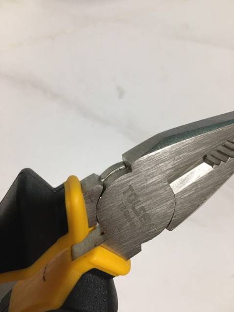 Kìm gia công rất cẩu thả, bị kẹt cứng ngắt, không thể mở ra, đóng lại được. Sản phẩm lỗi như thế này mà cũng đem bán cho khách hàng được. Gửi email cho tiki thì nhận được nhưng đợi mãi vẫn không thấy phản hồi. Để chờ xem phải mất bao lâu các bạn mới đổi cái mới cho khách hàng. Tôi đang rất bực mình nhé Tiki.