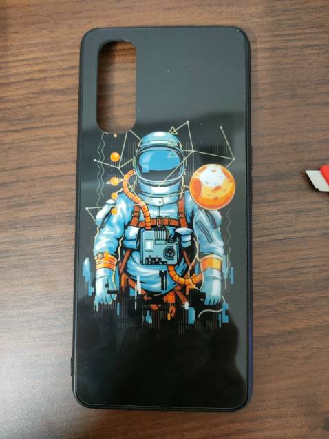 Hàng xấu, vết cắt không ôm sát camera, vết cắt của hình phi hành gia không vừa với ốp lưng mà chừa một chút khoản trống, hình phi hành gia không sặc sỡ như trong ảnh, mặt lưng trơn dễ làm rớt điện thoại. Nhìn cứ như hàng hand made, không phải do công ty làm. Mặc dù không ưng nhưng tui không có trả hàng
