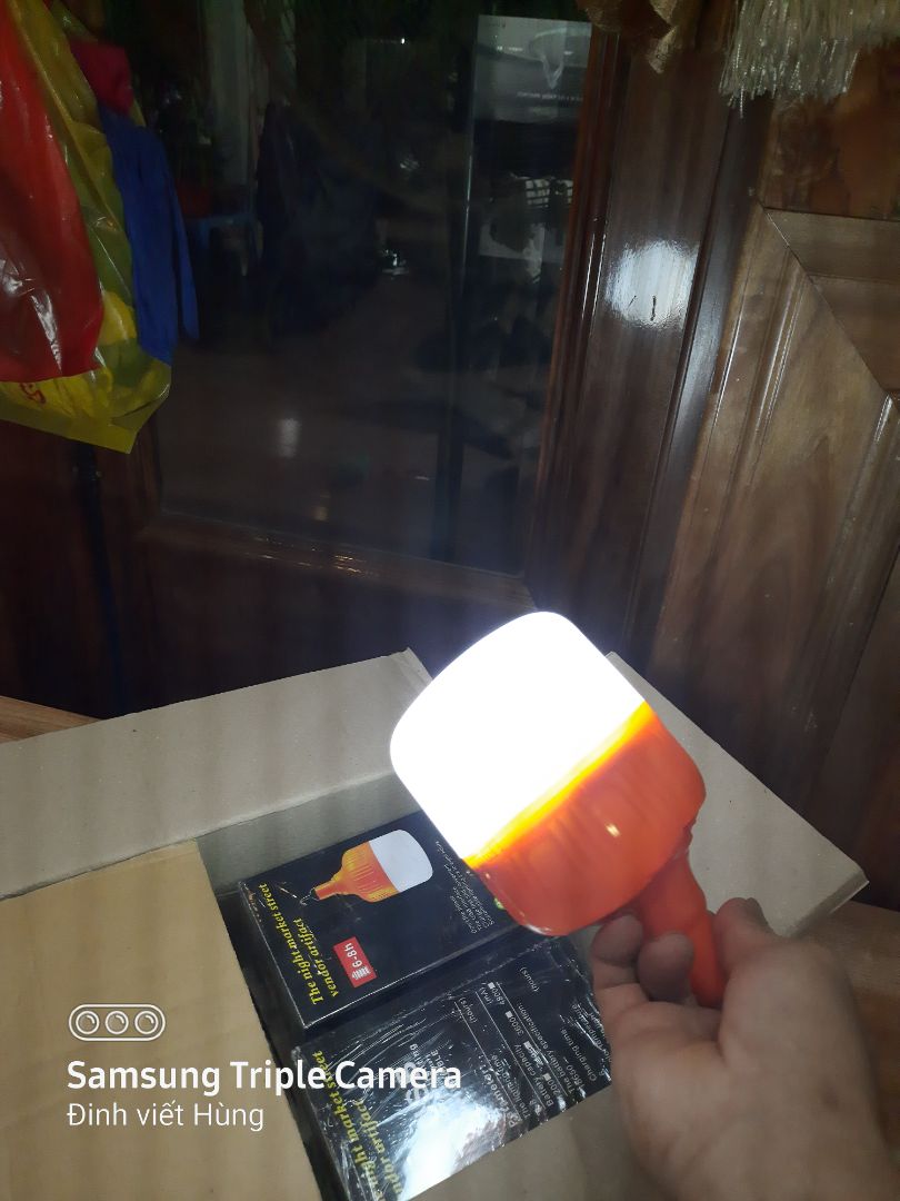 đèn sáng bình thường,  nếu có ghi 100w thì không đúng chỉ khoảng 10w với philip thôi.  đèn có 3 chế độ sáng,  sáng mờ và nháy cái này không hữu ích vì để làm bóng dự phòng mất điện. đèn  chỉ có dây sạc không có củ sạc. còn lại thì bình thường. chưa kiểm tra thời gian sáng nên không thể đánh giá hết được. đèn sáng bình thường,  nếu có ghi 100w thì không đúng chỉ khoảng 10w với philip thôi.  đèn có 3 chế độ sáng,  sáng mờ và nháy cái này không hữu ích vì để làm bóng dự phòng mất điện. đèn  chỉ có dây sạc không có củ sạc. còn lại thì bình thường. chưa kiểm tra thời gian sáng nên không thể đánh giá hết được.