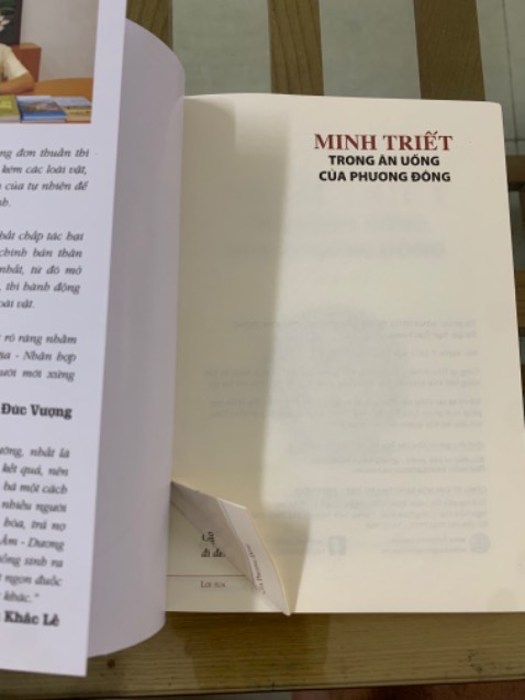 Sách bìa mới nhưng bên trong đóng sách bị lỗi góc dưới. Bên mình có thể đổi cuốn khác được không ?