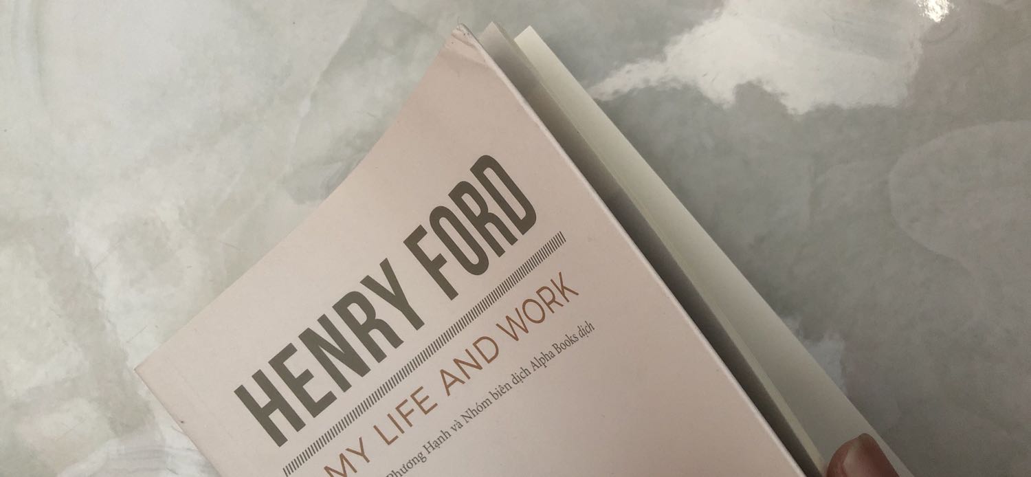 1/ Góc trên của sách bị nhăn nhúm - do bảo quản không tốt.

2/ Bìa sau sách bị dính sước vết đen nhiều