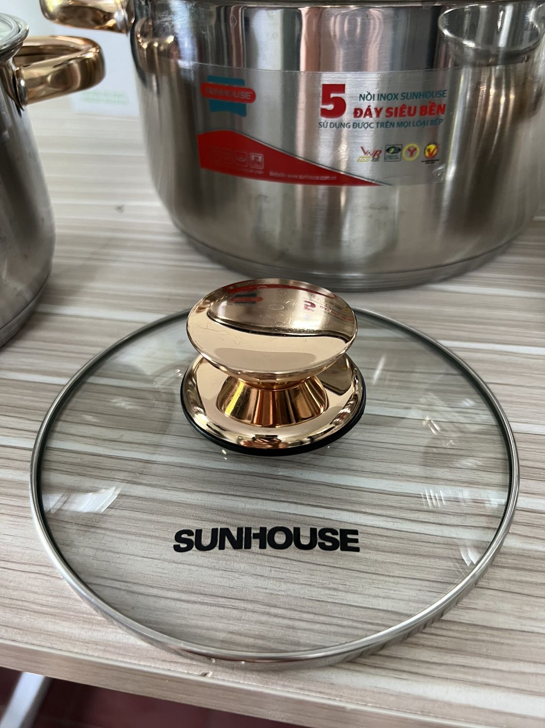 Nồi bé nhất mình dùng mấy hôm là bị như hình. Tuy nhiên mình thấy không ảnh hưởng đến quá trình nấu ăn và mùi vị món ăn, không biết tương lai thì có ảnh hưởng gì không.
Trừ vấn đề trên thì mình đánh giá là mua hộ nồi này xứng đáng, nấu ăn rất tiện lợi. Có 3 kích cỡ nên rất tiện trong quá trình nấu. Nắp kính thuỷ tinh trong suốt, núm vàng nhìn rất đẹp và sang.