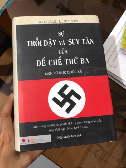 Tiki gói hàng có chống sốc tuy nhiên vẫn còn gãy góc nha
Thời báo New York đã đánh giá tác phẩm Sự trỗi dậy và suy tàn của Đế chế thứ Ba – Lịch sử Đức Quốc xã là “Một trong những tác phẩm về lịch sử quan trọng nhất của thời đại chúng ta”. Đây là một tác phẩm đồ sộ với trên 1.100 trang, đưa ra những minh chứng hùng hồn, những lập luận uyên bác cho sự trỗi dậy và suy tàn của một chế độ, đi cùng với nó là số phận của con người được sinh ngày 20.4.1889 ở thị trấn Braunau am Inn gần biên giới Áo-Đức như “định mệnh”: Adolf Hitler.