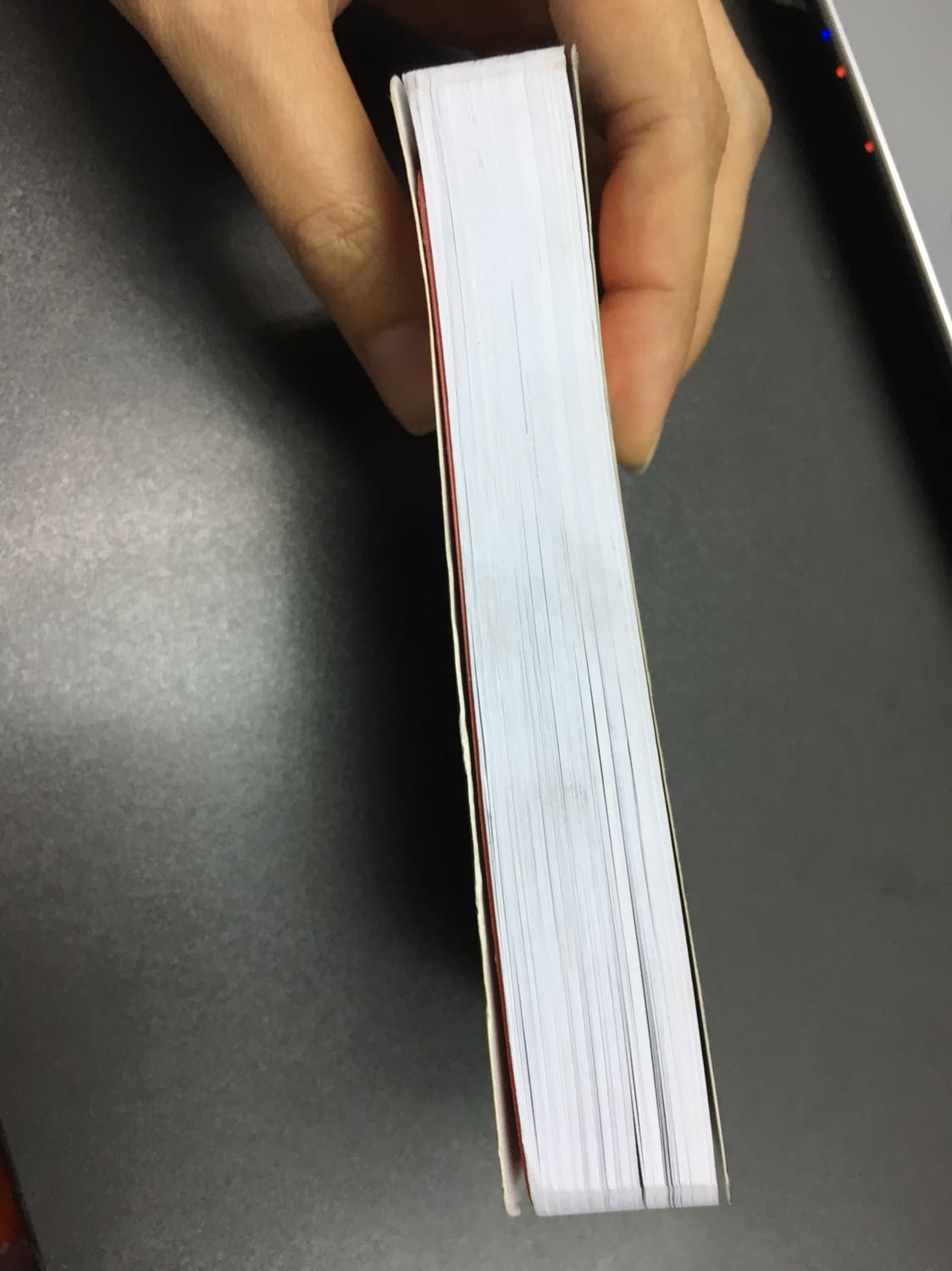 Không hài lòng với ngoại hình của sách này.
Mình tin tưởng nên không xem hàng trước khi nhận.
Mình mở hộp ra xem là cảm giác không biết nói gì.
Bìa sách bị nhăn, cũ, có rất rất nhiều vết trầy cả mặt trước và mặt sau của sách, có bụi bám, mép sách bị bị bong bong ra, bị dơ bám bẩn
Không hiểu đây là sách mới hay có phải là sách trưng bày đã bị nhiều người xem.
Không biết người đóng gói sản phẩm này có nghĩ người nhận sẽ buồn khi nhận được quyển sách không?