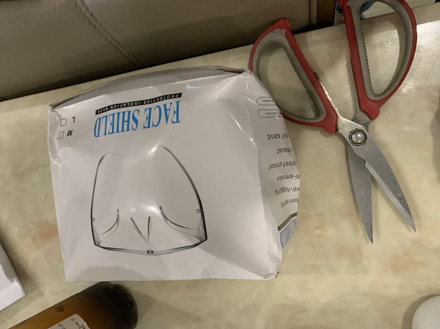 Bao bi thi mop meo'. Giao hang thi thieu mat 4 cap gong deo tren lo tai! Da vay con bat buoc phai charge tien ship! Qua bullshit!