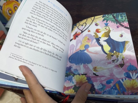 Cuốn sách nho nhỏ dễ thương. Có tranh minh hoạ cho các bé. Nhưng với mình thì phù hợp với bé lớn lớn xíu tầm 8-9 tuổi, bé mình 6t thì không hợp lắm. Vì đây là một câu chuyện đầy trí tưởng tượng phong phú của cô bé Alice, đã là trẻ thơ thì trí tưởng tượng đa dạng, phong phú và bất chấp tính logic. Do đó k hợp lắm với độ tuổi con mình - thường hỏi những câu vì sao như vậy, cần sự rõ ràng mạch lạc, nhưng mình cũng k viết giải thích sao luôn; vì đây là trí tưởng tượng, điều gì cũng có thể