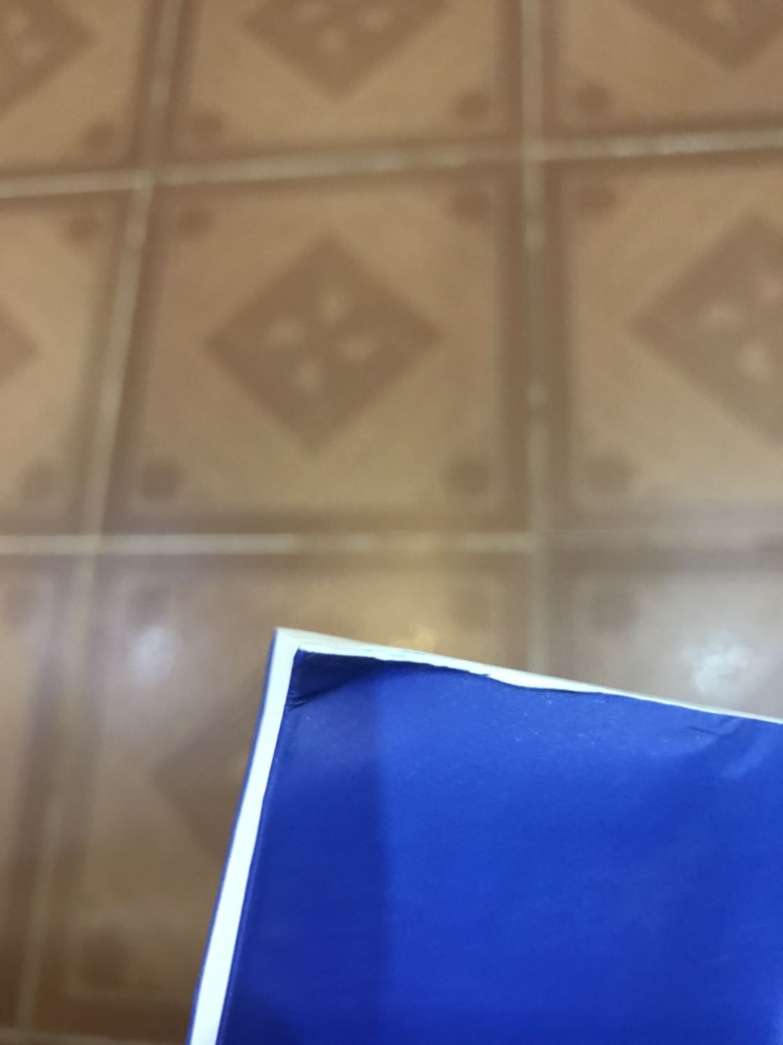 Warning: Mình rate 5* là vì mình rất thích chủ đề và nội dung sách này, chứ không hài lòng về việc sách bị cong nghiêm trọng.
 Thực sự mình rất mong chờ cuốn sách này, đã nhiều lần mình muốn mua nó nhưng bây giờ mới có dịp. Từ lúc hoàn thành đặt sách trên Tiki mình đã rất hào hứng rồi ấy :(((( Nhưng hôm nay nhận được sách thì sách khá bụi, và bị cong khá nghiêm trọng như hình. Mình nghĩ không phải do bên vận vì hộp đựng okie và cuốn sách còn lại mình mua vẫn ổn. Đối với một đứa rất nâng niu sách như mình, cũng như tình cảm mình dành cho cuốn sách thì, thực sự mình khá thất vọng ạ. Không biết có được tính là lâu không nhưng mà mình cũng "iu đương" với Tiki từ 2017 rồi, và lần này Tiki làm mình tưk cái lồng ngực ghê á ?