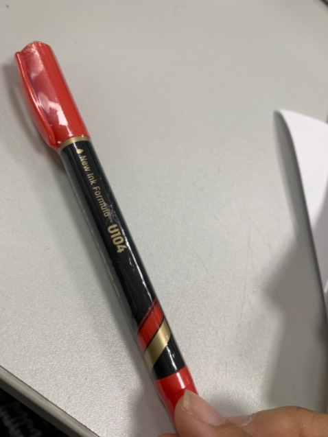 Nhận cây viết hổng thấy có gì giống hình ảnh giới thiệu hết, mua viết để dùng trên bảng xoá được mà giao viết dầu cũng như không