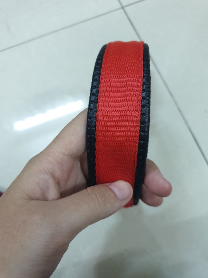 Ban đầu mình cũng hơi lăn tăn việc mua vòng cổ này. Nhưng lúc nhận đc hàng thì hài lòng lắm. Vòng cổ rất dày dặn, chắc chắn. Vòng cổ may 2 lớp. Nói chung là tốt. Còn chất lượng bền thì để thời gian kiểm chứng.