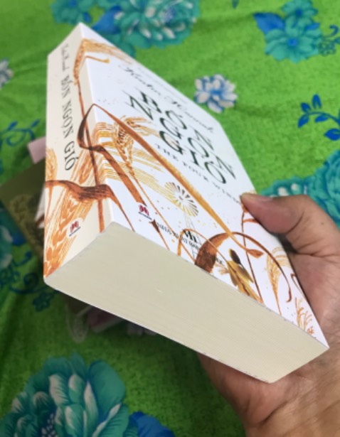 Rất thích tiểu thuyết Sơn Ca Vẫn Hót của tác giả này nên tiểu thuyết Bốn Ngọn Gió vừa được lên kệ là tôi rước em ấy về nhà luôn. Một tiểu thuyết tráng lệ về tình yêu, lý tưởng sống, lòng dũng cảm và niềm hy vọng. 

Đối mặt với sự khốc liệt của thiên nhiên hay bỏ lại tất cả để đi cư đến vùng đất mới để tìm kiếm một tương lai tươi sáng hơn? Nơi đâu cũng có muôn vàn khó khăn và thử thách. Dám hay không dám? 

“Chúng ta tìm thấy sức mạnh từ chính nỗi tuyệt vọng mà ta buộc phải gánh chịu. Chúng ta sẽ trở nên kiên cường.”

Tiki giao siêu tốc. Sách mới tinh, nguyên sealed.