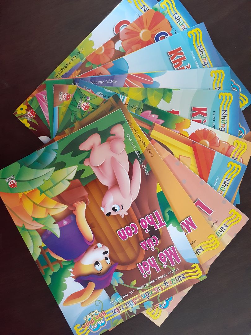 Sách có phần giấy dày, tốt, màu sắc tươi sáng rất hợp cho các bé. Các mẩu chuyện nhỏ khá dễ thương. Giao hàng đúng hẹn.