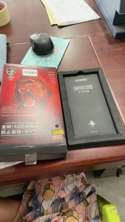 Hàng đẹp, hộp nhìn xịn xò. Giao nhanh. Hộp đầy đủ phụ kiện dán. Khăn ướt lau sạch, có mùi thơm. Khăn khô to hơn mấy loại được tặng khác. 
Cảm giác lướt ổn. Chống nhìn trộm 2 bên chứ nhìn thẳng vẫn thấy. 
Dán vào màn hình hơi tối, nhìn cảm giác như có sọc. 
Vẫn bám vân tay như thường
Không biết độ bền thế nào, thôi thì cứ xài tạm nào để lại thử loại khác. Hàng đẹp, hộp nhìn xịn xò. Giao nhanh. Hộp đầy đủ phụ kiện dán. Khăn ướt lau sạch, có mùi thơm. Khăn khô to hơn mấy loại được tặng khác. 
Cảm giác lướt ổn. Chống nhìn trộm 2 bên chứ nhìn thẳng vẫn thấy. 
Dán vào màn hình hơi tối, nhìn cảm giác như có sọc. 
Vẫn bám vân tay như thường
Không biết độ bền thế nào, thôi thì cứ xài tạm nào để lại thử loại khác.